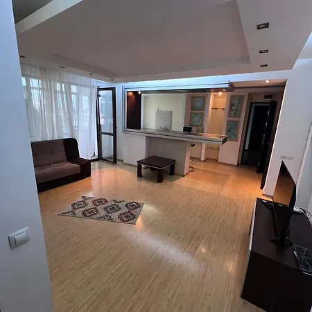 Mona's Studio 3 בוקרשט